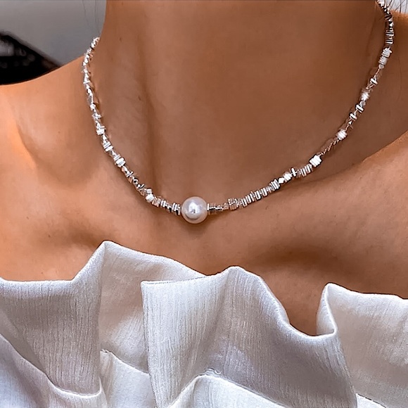 ⚜️[𝟯/$𝟭𝟴]⚜️NEW Large Pearl Silver Acrylic Necklace - Picture 3 of 10